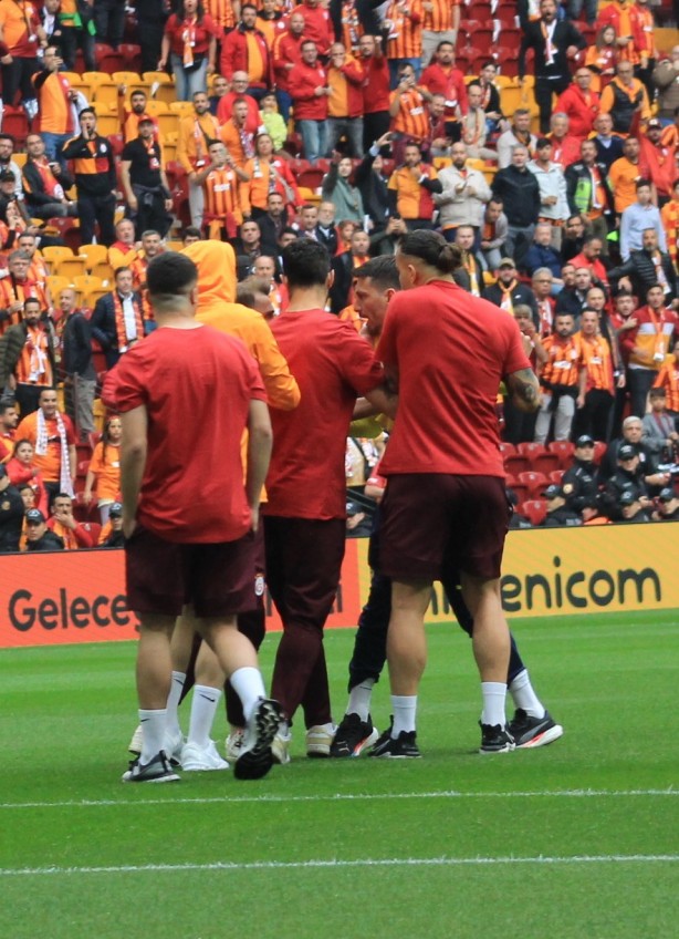 Foto - Galatasaray-Fenerbahçe derbisi başlamadan saha karıştı! İki takımın oyuncuları birbirine girdi!
