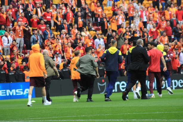 Foto - Galatasaray-Fenerbahçe derbisi başlamadan saha karıştı! İki takımın oyuncuları birbirine girdi!