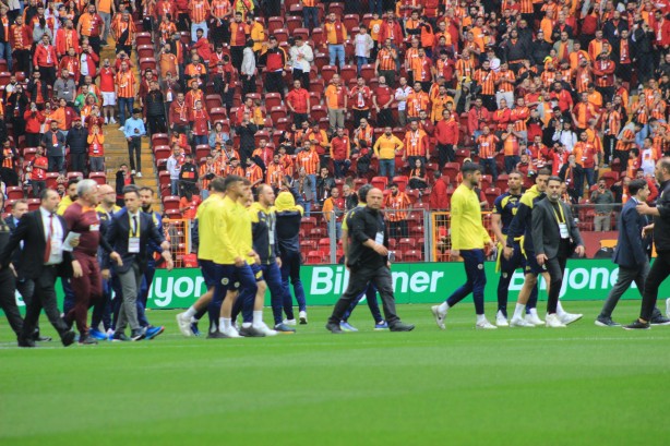 Foto - Galatasaray-Fenerbahçe derbisi başlamadan saha karıştı! İki takımın oyuncuları birbirine girdi!