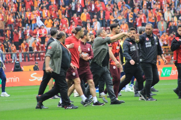 Foto - Galatasaray-Fenerbahçe derbisi başlamadan saha karıştı! İki takımın oyuncuları birbirine girdi!