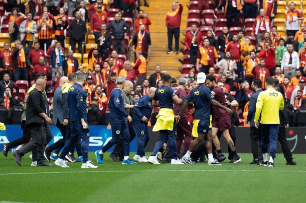 Foto - Galatasaray-Fenerbahçe derbisi başlamadan saha karıştı! İki takımın oyuncuları birbirine girdi!
