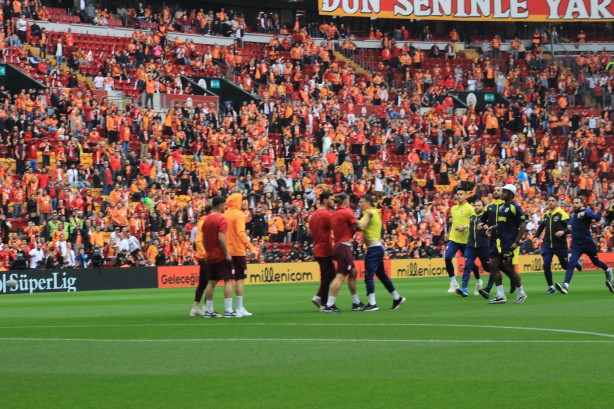 Foto - Galatasaray-Fenerbahçe derbisi başlamadan saha karıştı! İki takımın oyuncuları birbirine girdi!