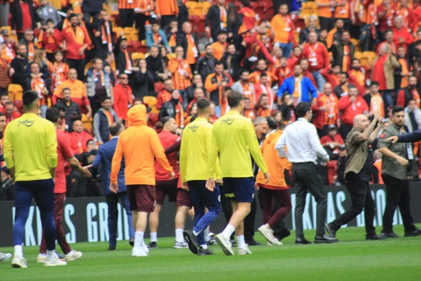 Foto - Galatasaray-Fenerbahçe derbisi başlamadan saha karıştı! İki takımın oyuncuları birbirine girdi!