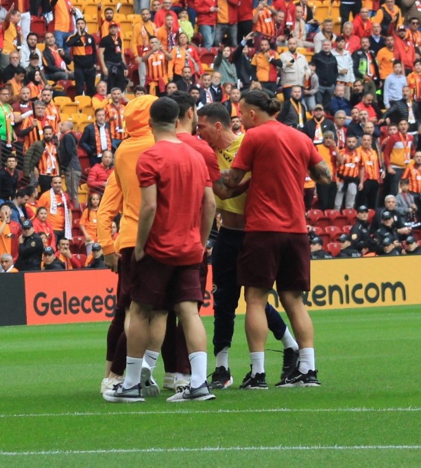 Foto - Galatasaray-Fenerbahçe derbisi başlamadan saha karıştı! İki takımın oyuncuları birbirine girdi!
