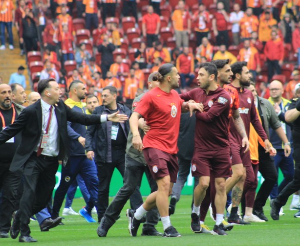 Foto - Galatasaray-Fenerbahçe derbisi başlamadan saha karıştı! İki takımın oyuncuları birbirine girdi!