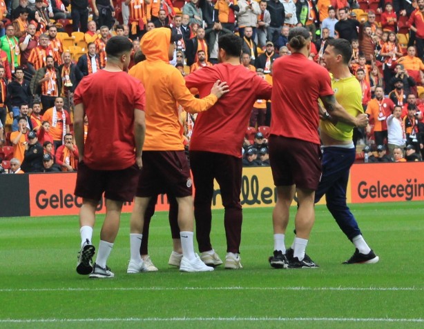 Foto - Galatasaray-Fenerbahçe derbisi başlamadan saha karıştı! İki takımın oyuncuları birbirine girdi!