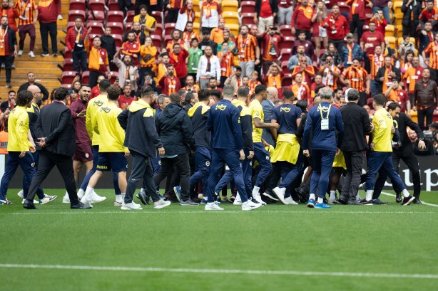 Foto - Galatasaray-Fenerbahçe derbisi başlamadan saha karıştı! İki takımın oyuncuları birbirine girdi!