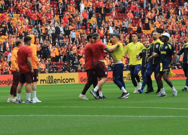 Foto - Galatasaray-Fenerbahçe derbisi başlamadan saha karıştı! İki takımın oyuncuları birbirine girdi!