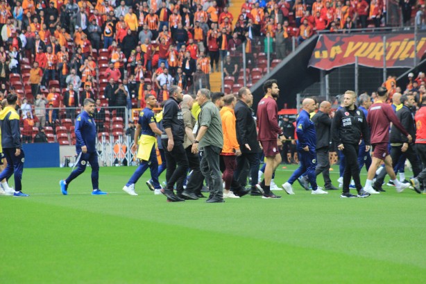 Foto - Galatasaray-Fenerbahçe derbisi başlamadan saha karıştı! İki takımın oyuncuları birbirine girdi!