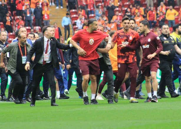Foto - Galatasaray-Fenerbahçe derbisi başlamadan saha karıştı! İki takımın oyuncuları birbirine girdi!