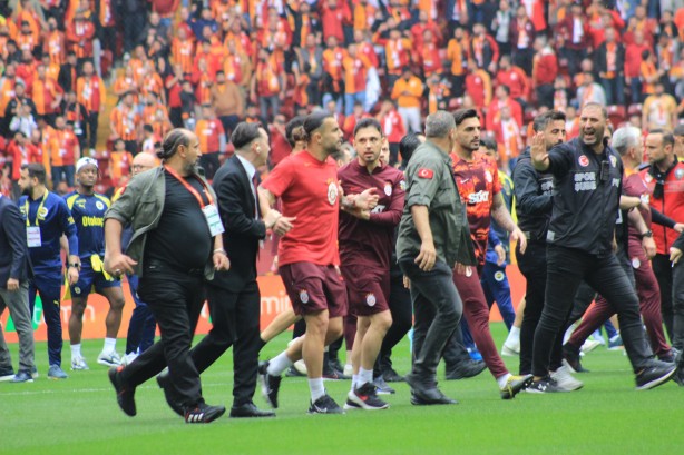 Foto - Galatasaray-Fenerbahçe derbisi başlamadan saha karıştı! İki takımın oyuncuları birbirine girdi!