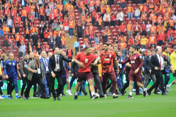 Foto - Galatasaray-Fenerbahçe derbisi başlamadan saha karıştı! İki takımın oyuncuları birbirine girdi!