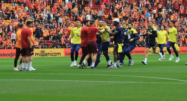 Foto - Galatasaray-Fenerbahçe derbisi başlamadan saha karıştı! İki takımın oyuncuları birbirine girdi!