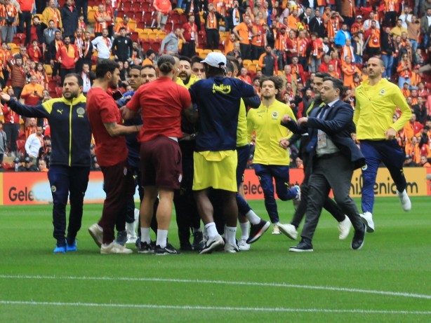Foto - Galatasaray-Fenerbahçe derbisi başlamadan saha karıştı! İki takımın oyuncuları birbirine girdi!