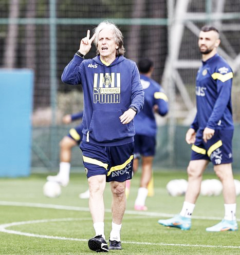 Foto - Galatasaray için çok ama çok büyük tehlike! Şaşkına çevirdiler: Fenerbahçe'den Galatasaray'a dev çalım!