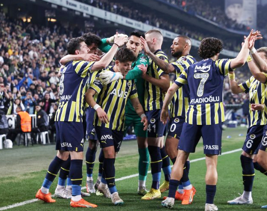 Foto - Galatasaray için çok ama çok büyük tehlike! Şaşkına çevirdiler: Fenerbahçe'den Galatasaray'a dev çalım!