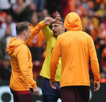 Galatasaray taraftarı iyiden iyiye şaşırdı! Mert Hakan için şok pankart! Geldiğimiz nokta korkutucu...