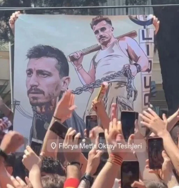 Foto - Galatasaray taraftarı iyiden iyiye şaşırdı! Mert Hakan için şok pankart! Geldiğimiz nokta korkutucu...