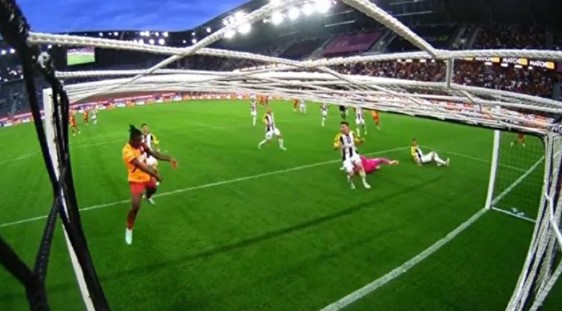Galatasaray taraftarını çıldırtan pozisyon! Batshuayi boş kaleye atamadı