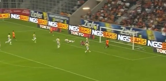 Foto - Galatasaray taraftarını çıldırtan pozisyon! Batshuayi boş kaleye atamadı