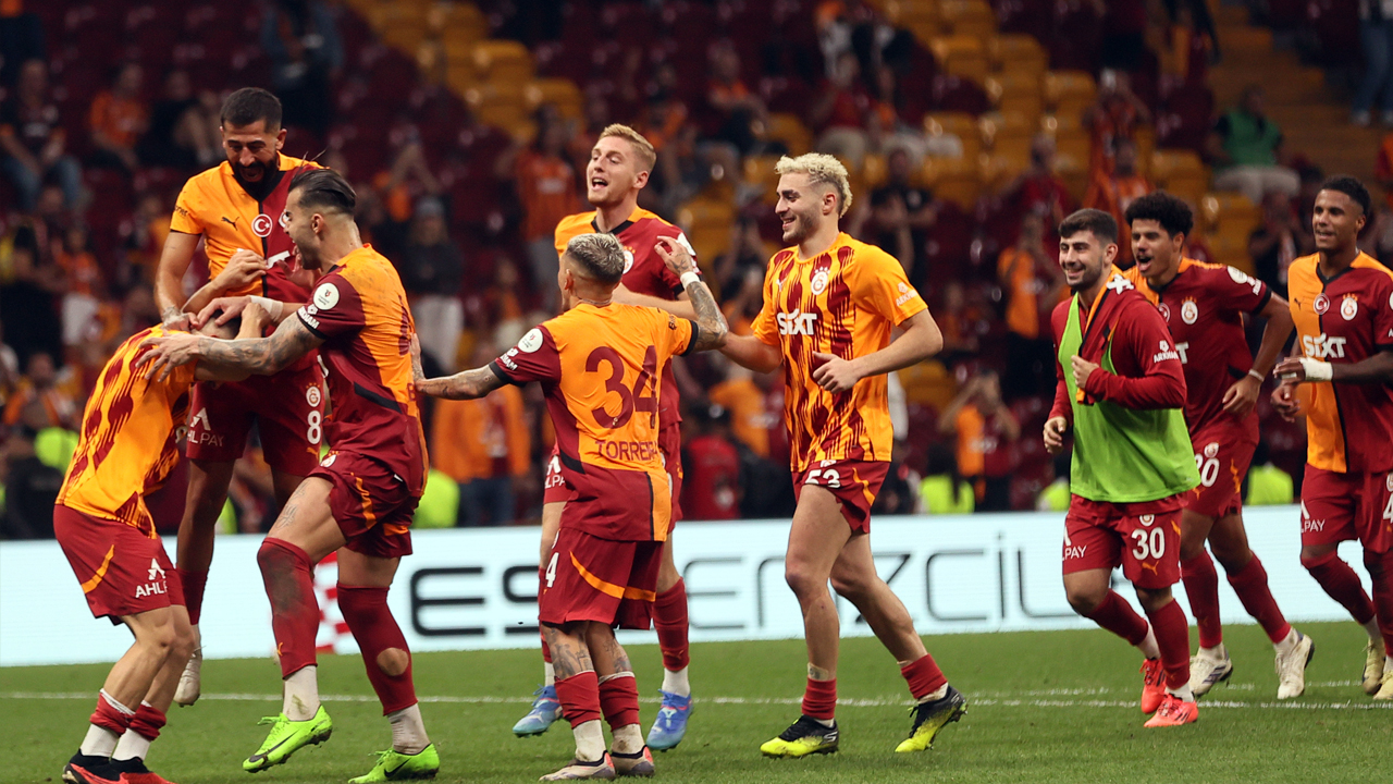 Foto - Galatasaray yeni güne yüreği ağzında uyanacak! Dursun Özbek Ocakta transfer bombasını patlatıyor! Resmen o isime vuruldu…
