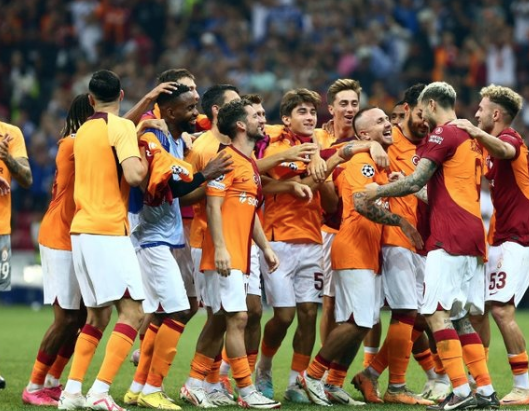 Foto - Galatasaray yıldız isimle sözleşme yeniliyor! Avrupa devlerinin radarındaydı...