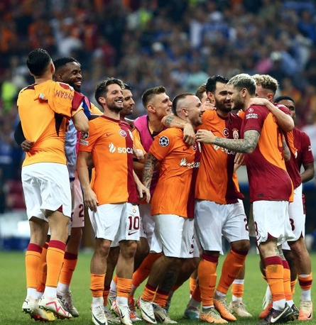 Foto - Galatasaray yıldız isimle sözleşme yeniliyor! Avrupa devlerinin radarındaydı...