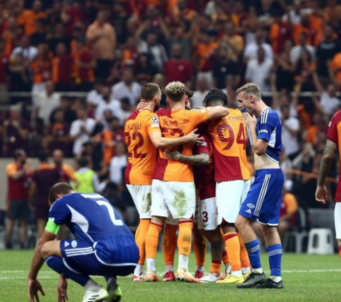 Foto - Galatasaray yıldız isimle sözleşme yeniliyor! Avrupa devlerinin radarındaydı...