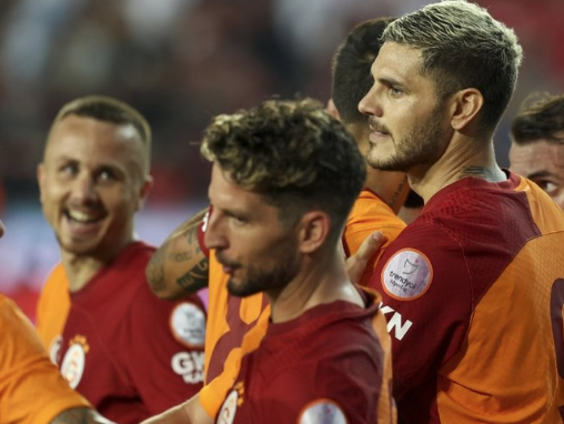 Foto - Galatasaray yıldız isimle sözleşme yeniliyor! Avrupa devlerinin radarındaydı...