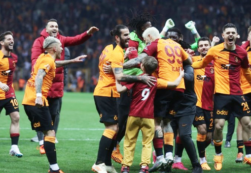 Foto - Galatasaray'a yeni sezon çileği geliyor! Drogba ve Eboue de devrede...