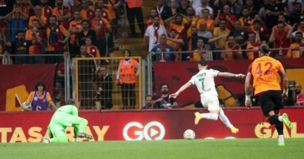 Foto - Galatasaray'a yeniler de çare olmadı! Giresunspor deplasmanda fırtına gibi esti