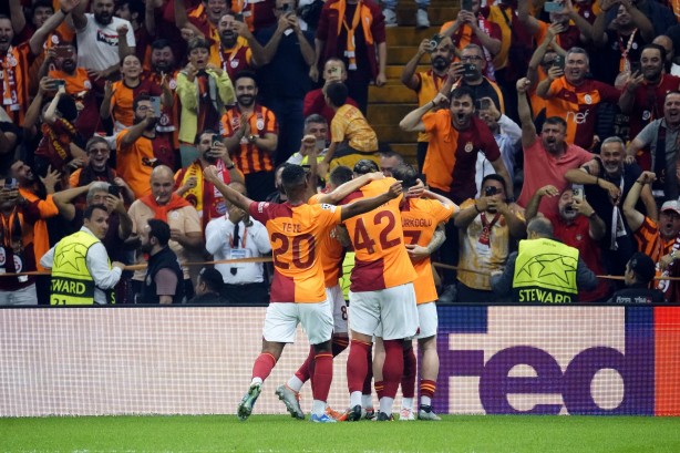 Foto - Galatasaray'da büyük sıkıntı! O genç isimle ile ilgili kritik karar… Okan Buruk çıkmaza girdi!