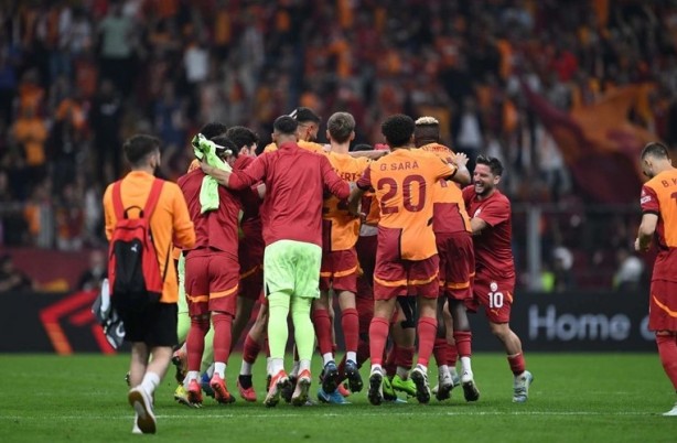 Foto - Galatasaray’da flaş ayrılık! Yıldız futbolcunun bileti kesildi