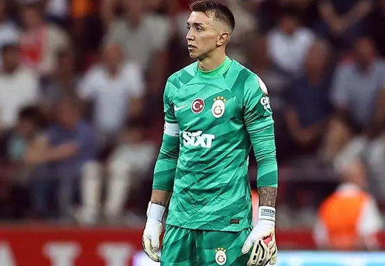 Foto - Galatasaray'da Muslera ile ilgili derbi öncesi şaşırtan gelişme: Sebebi belli oldu: Böylesi yüz yılda bir görülür...
