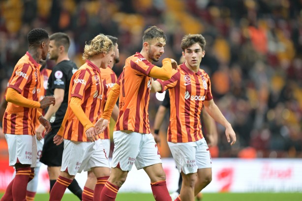 Foto - Galatasaray'da sol bek harekatı! Sağ tamam sıra solda! O gelişme İngiltere’yi şok etti: Film koptu kopuyor…