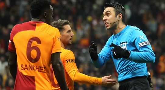 Foto - Galatasaray'dan derbi hakemi Arda Kardeşler'e tepki geldi! Daha maç başlamadan kavga başladı...