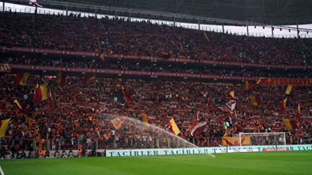 Galatasaray'dan Fenerbahçelileri kızdıracak derbi koreografisi: 'Ali Koç en büyük...'