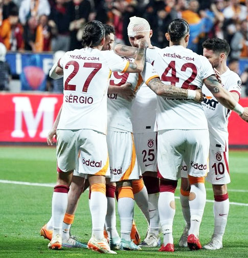 Foto - Galatasaray'dan, Fenerbahçe'ye misilleme... Müthiş başarı! Sen misin Dzeko'yu getiren...