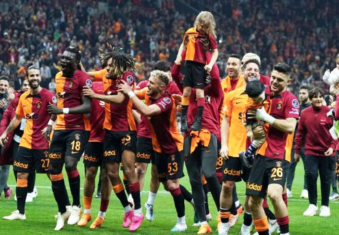 Foto - Galatasaray'dan, Fenerbahçe'ye misilleme... Müthiş başarı! Sen misin Dzeko'yu getiren...