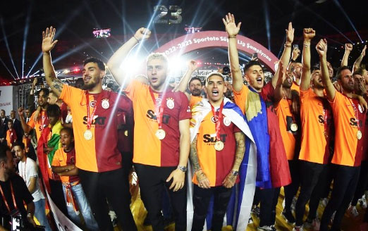 Foto - Galatasaray'dan, Fenerbahçe'ye misilleme... Müthiş başarı! Sen misin Dzeko'yu getiren...