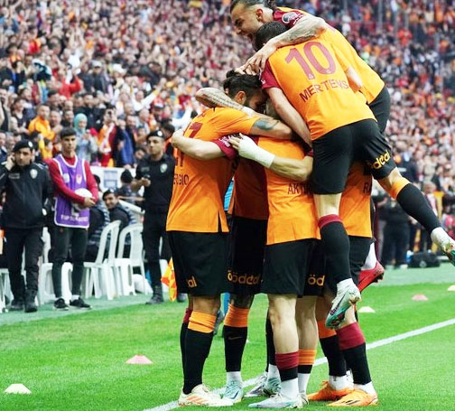 Foto - Galatasaray'dan, Fenerbahçe'ye misilleme... Müthiş başarı! Sen misin Dzeko'yu getiren...