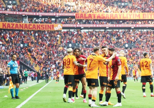 Foto - Galatasaray'dan, Fenerbahçe'ye misilleme... Müthiş başarı! Sen misin Dzeko'yu getiren...