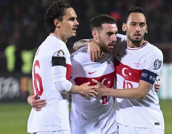 Foto - Galatasaray'dan olay hamle geliyor! Okan Buruk öyle bir operasyonu başlattı ki… Cim-Bom herkesi çok fena ters köşeye yatıracak…