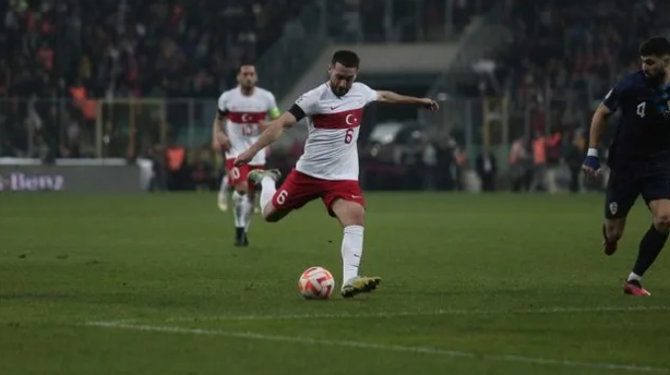 Foto - Galatasaray'dan olay hamle geliyor! Okan Buruk öyle bir operasyonu başlattı ki… Cim-Bom herkesi çok fena ters köşeye yatıracak…