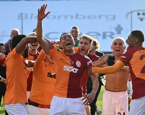 Foto - Galatasaray'dan olay hamle geliyor! Okan Buruk öyle bir operasyonu başlattı ki… Cim-Bom herkesi çok fena ters köşeye yatıracak…