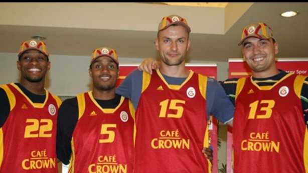 Foto - Galatasaray'ı yıkan ani ölüm! Yemek yerken fenalaşan yıldız isim hayatını kaybetti: Şok edici ve trajik bir darbe