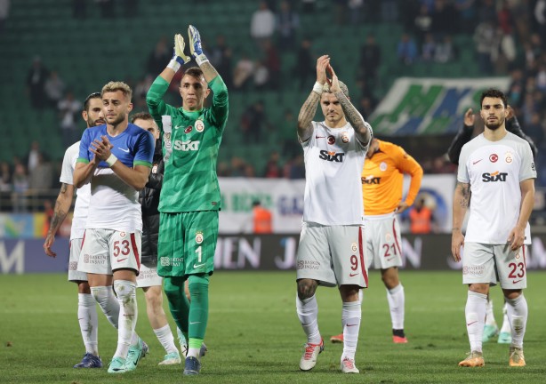 Foto - Galatasaray'ın başı fena halde belada... Taraftarlar telefon yağmuruna tutmuştular!