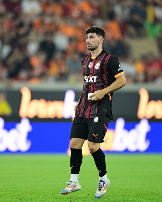 Foto - Galatasaray'ın bel kemiği takımdan ayrılıyor! Okan Buruk 'olmaz' dedi, yıldız isim resti çekti