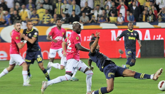 Foto - Galatasaray'ın eski yıldızı Fenerbahçe'ye! Bunu kimse beklemiyordu