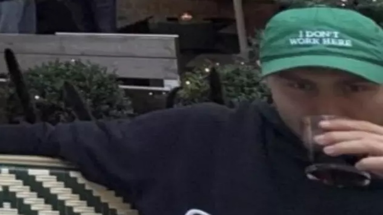 Foto - Galatasaray’ın ünlü futbolcusundan büyük edepsizlik! Taktığı şapkada yazan şey "Defol git Türkiye’den hadsiz herif" dedirtti